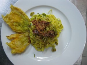 Tagliolini con fiori di zucca, zafferano e cialda al lardo di colonnata