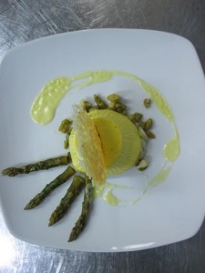 Budino di asparagi con cialda di grana e crema di formaggi al profumo di tartufo